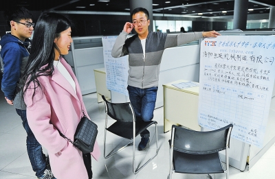 一位男孩与一位女孩与用人单位工作人员相谈甚欢