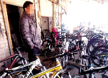  民警在这个卖车点查获山地自行车18辆。车贩说，一辆车可卖五六百块钱，名牌的更贵。 