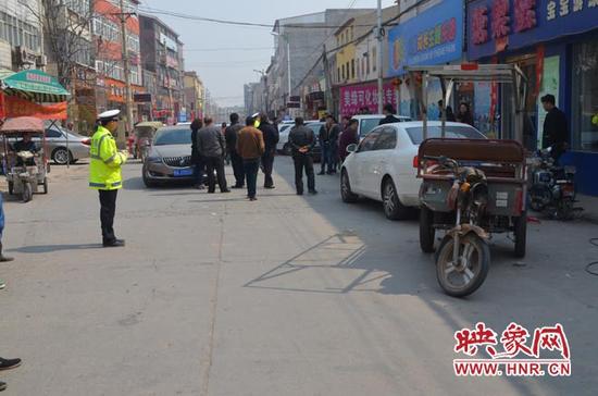 中牟司机错把油门当刹车连撞八车