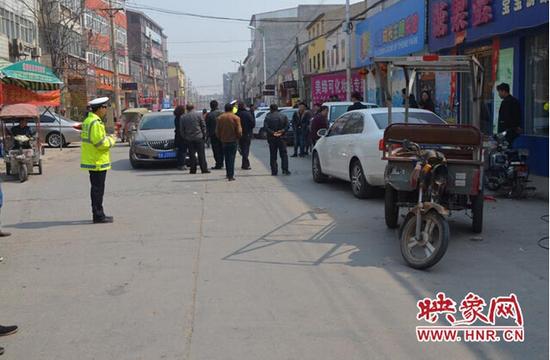 中牟司機錯把油門當(dāng)剎車連撞八車 