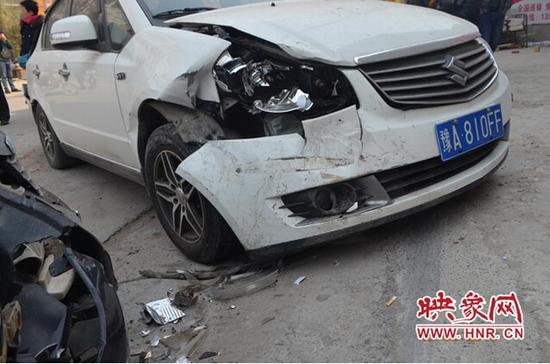 中牟司機錯把油門當(dāng)剎車連撞八車 