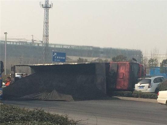 郑州越野车遇上拉煤车钻进绿化带 女司机不停