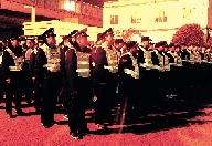 執法隊員準備夜查渣土車 