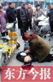 现场义无反顾跪地施救的女士，是禹州市人民医院的女护士马晓兰