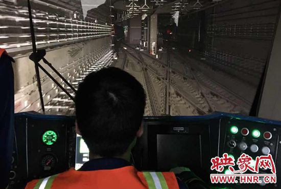 記者體驗地鐵二號線列車