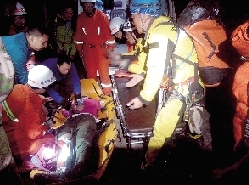 墜崖驢友被送往醫院