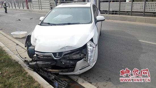 郑州女司机开车撞上BRT 站台工作间墙壁被撞穿