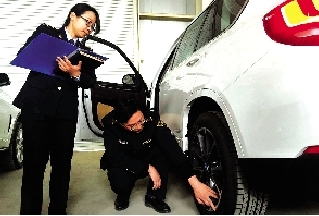 工作人員正在對汽車進行檢驗檢疫