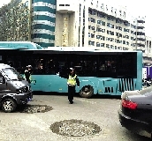 交警在疏導(dǎo)交通 