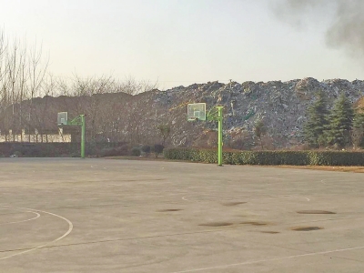 河南工业大学被巨型垃圾山包围 超过六层教学