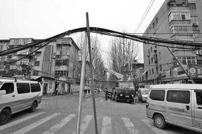 垃圾粉碎车半夜拉断4根线杆 肇事者逃之夭夭_