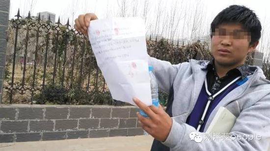 一位同学提供的欠条显示,郑德幸用该同学的身份在10个平台贷款,欠下11万多。新京报记者曹晓波 摄