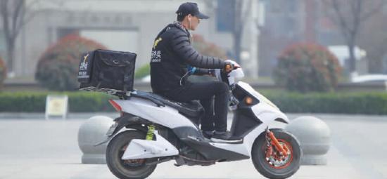 骑着小电电奔波于城市中送餐的“小哥儿”