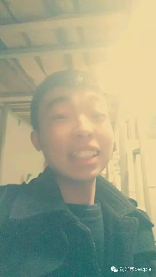 在贴吧里,郑德幸曾贴出一张自拍照,并写道“2015这一年,整个人的精神状态完全衰落了,这一张是逗女友开心的,勉强笑出来。”