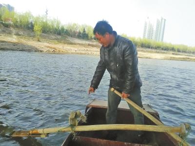 老漁民史國兵說，這兒就是女子當初落水的地方