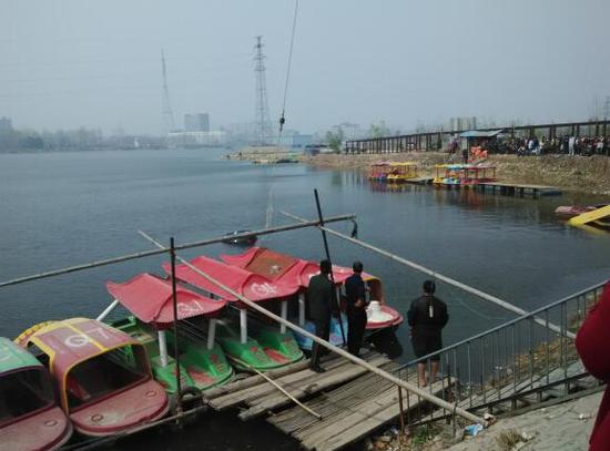 開封司機忘記拉手剎 私家車掉進湖里沉湖底