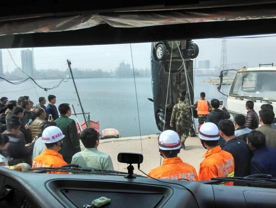 開封司機忘記拉手剎 私家車掉進湖里沉湖底
