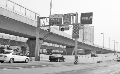 北三环经三路口的西向东上桥匝道口处已安装上了提示牌