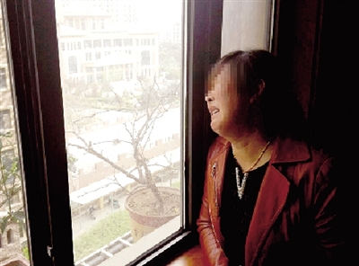  48岁的苏新风被害后，妻子赵素英望着窗外悲痛欲绝 