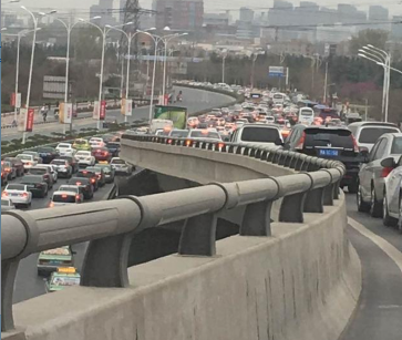 鄭州仨女司機發生輕微磕碰 原地站著打電話堵了整條路