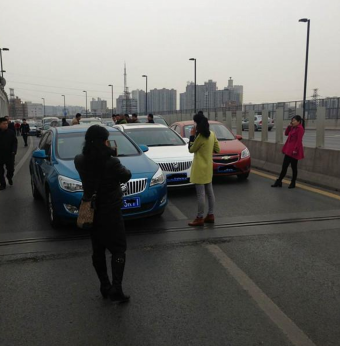 郑州仨女司机发生轻微磕碰 原地站着打电话堵了整条路