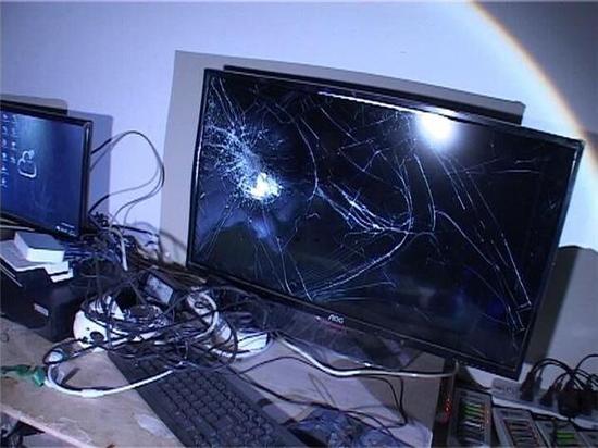 电脑屏幕被砸得满是裂痕