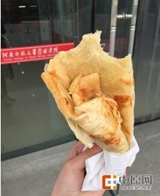 手抓饼真成了“手抓饼”，没有袋子(网友图)