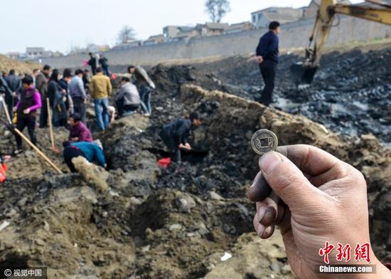 中国大运河河南滑县段(现称卫河)断流清淤，有村民在河底挖出铜麒麟、金元宝、古代铜钱、簪子、古钗、陶器等文物。