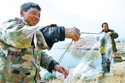 桐树岭码头渔民在收拾渔网