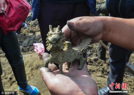 中国大运河河南滑县段(现称卫河)断流清淤，有村民在河底挖出铜麒麟、金元宝、古代铜钱、簪子、古钗、陶器等文物。