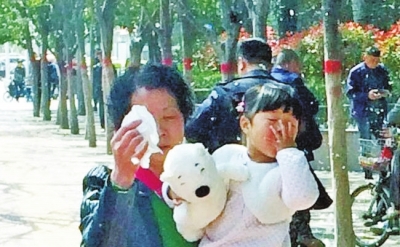 过往行人纷纷用手捂住口鼻躲避杨絮