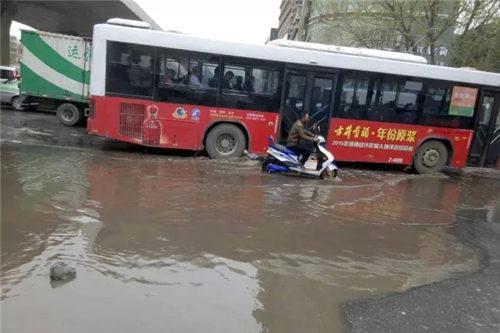 郑州一道路被污水浸泡可“坐船”