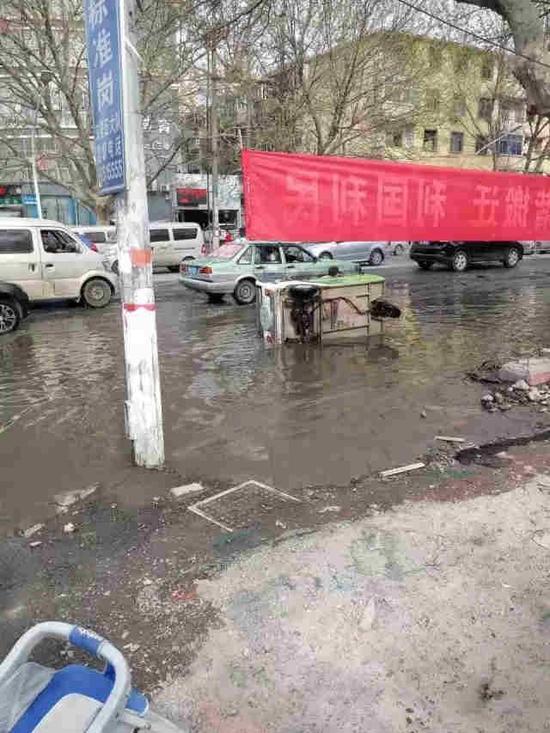 郑州一道路被污水浸泡可“坐船”