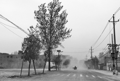 清明长假第一天，郑州市就迎来了七级大风的天气，在郑州市江山路，大风吹起的尘土遮天蔽日。