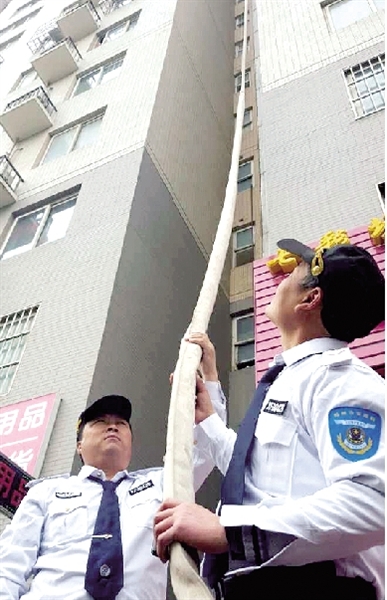 从20楼扯下消防水带