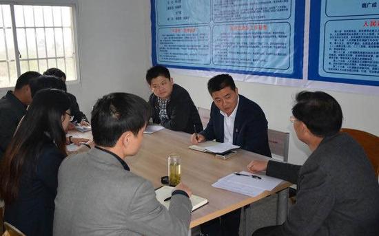 全國人大代表、新怡和控股集團有限公司董事長王剛深入農村基層，開展對口扶貧調研工作。