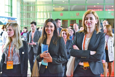 參加洽談會的各國嘉賓走入會場（資料圖片）