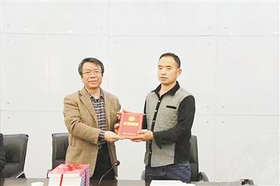 李景文向范学卷(右)颁发收藏证书
