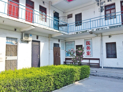医务室位于该校东南角