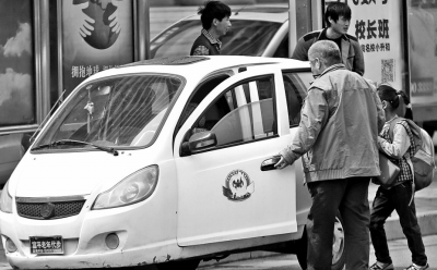 “老年代步车”带来了方便,也带来了隐患和争议。
