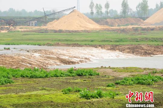 “斷崖”被搗毀后，瀑布景觀不復存在。　趙偉鵬 攝