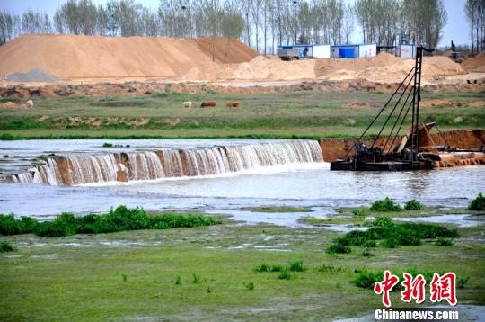 搗毀前，白河河道斷崖式塌陷形成的“瀑布景觀”。　趙偉鵬　攝