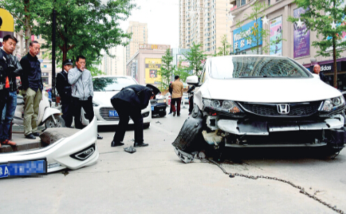 女司机错把油门当刹车