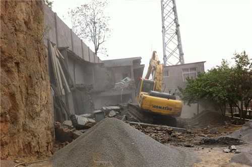 相关部门联手拆除河道内在建的小楼
