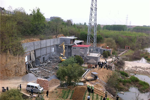 郑州贾峪河河道内建二层小楼 房主：为防止河边窑洞坍塌