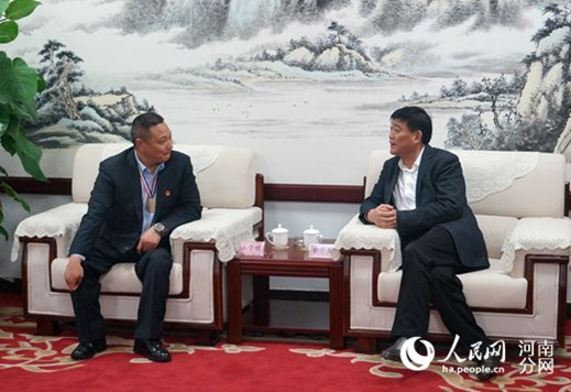 駐馬店市委書記余學友親切接見第九屆國際殘疾人職業技能競賽女裝制作金牌得主石學明