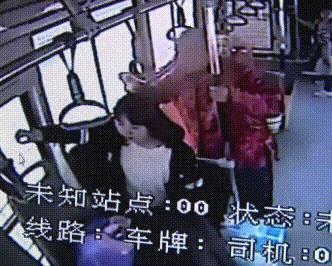 郑州6路公交车上，一个年轻姑娘乘车时觉得晕车，身体不适，想打开车窗透气。遭到身后座位上一名老先生的阻拦，女孩开一次老先生关一次。随后俩人发生语言冲突，老人突然站起猛扇女孩头部。女孩委屈，独自坐在座位上流泪。