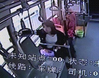 郑州6路公交车上，一个年轻姑娘乘车时觉得晕车，身体不适，想打开车窗透气。遭到身后座位上一名老先生的阻拦，女孩开一次老先生关一次。随后俩人发生语言冲突，老人突然站起猛扇女孩头部。女孩委屈，独自坐在座位上流泪。