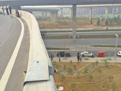 郑州男子下夜班骑摩托车上高架 从5米高桥上坠