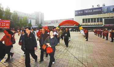 乘坐“云台山号”旅游专列而来的外地游客